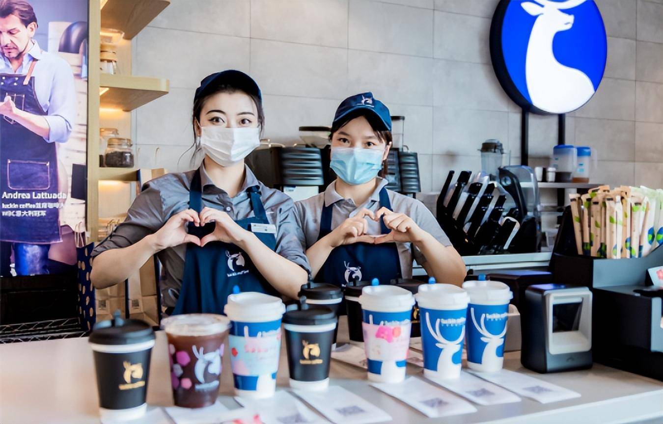 瑞幸焕新"衣":咖啡师新工服更专业,更年轻,更时尚