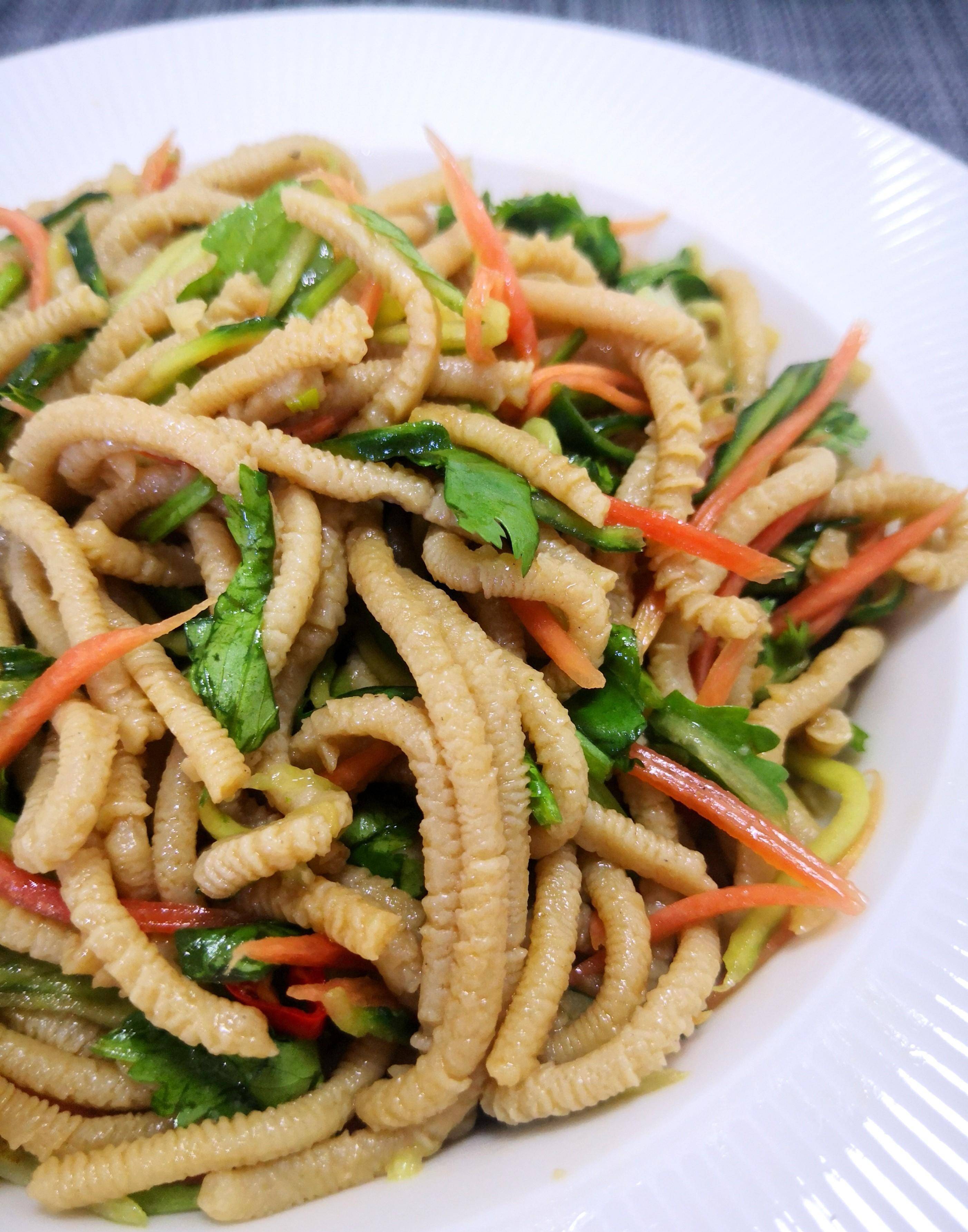 天气热了不想吃大鱼大肉,试试这道凉拌莜面吧,酸香开胃还很劲道_影响