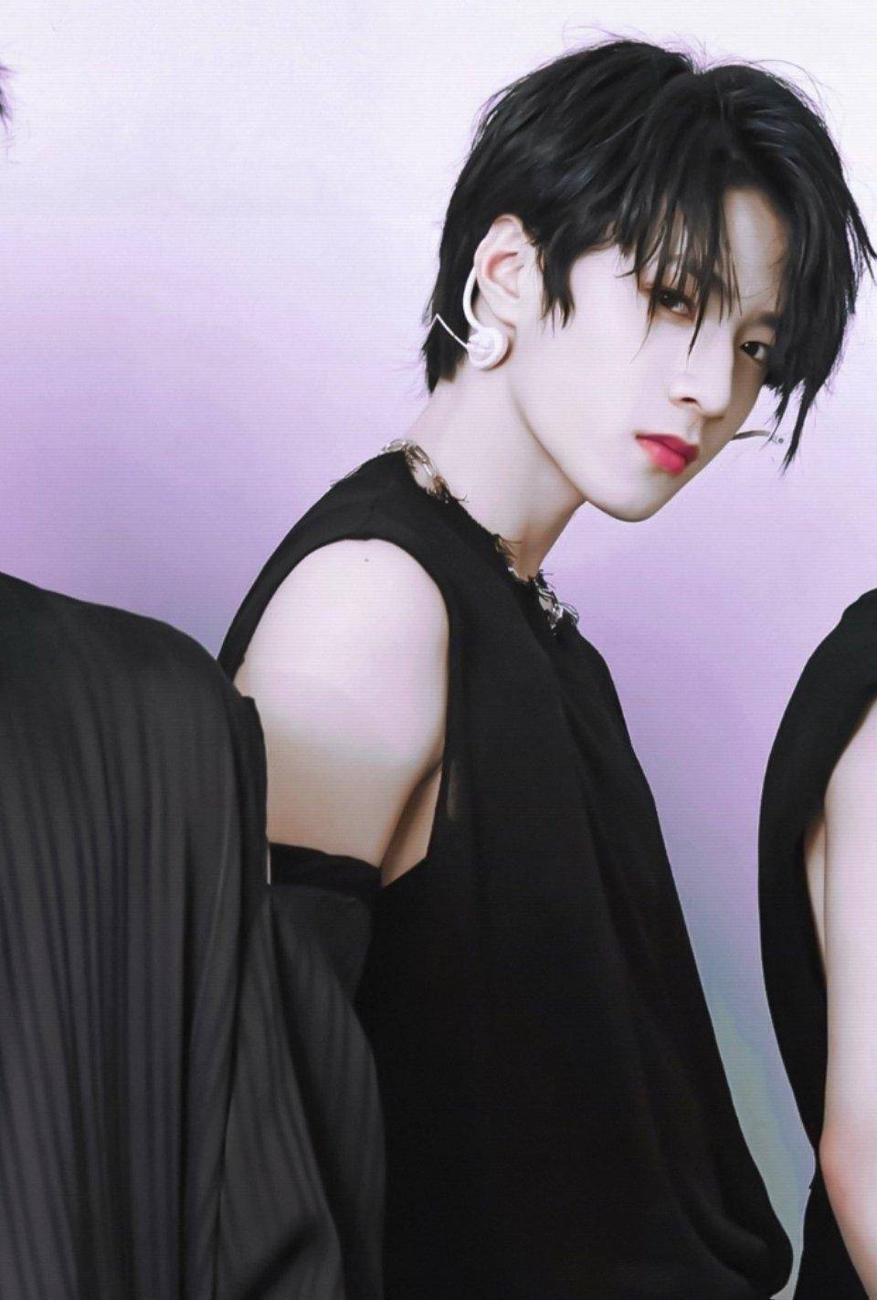 养成系少年刘耀文,狼崽到狼王,时尚还是憨憨?