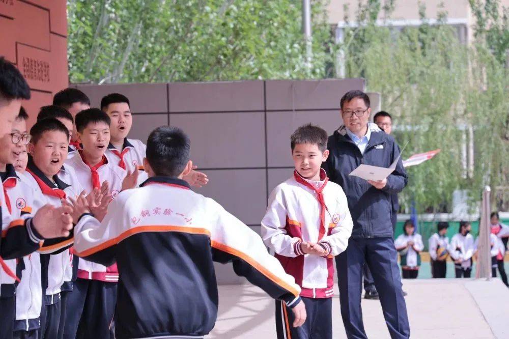 包头市包钢实验一小举行篮球队表彰大会_比赛_中小学_运动
