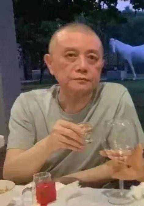原创            姜文跟王朔的合照，姜文还是那个姜文，王朔已不是当年那个王朔-叶京王朔郑晓龙