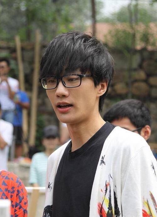 与身边亲朋好友疏远的现象;《违章动物》向大众展现