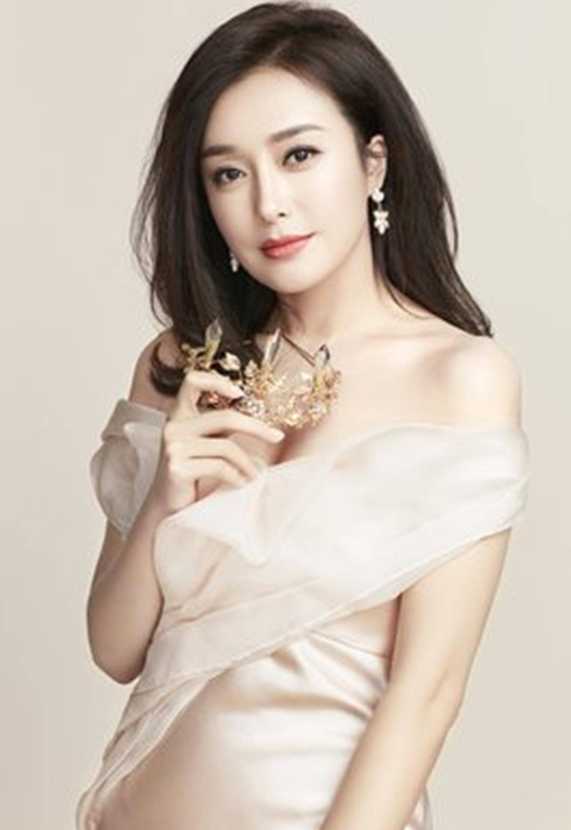 秦岚在节目中表演小品,却被演员当场抓住,网友:当演员真不容易_因为