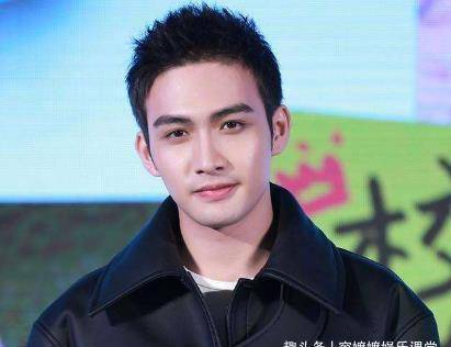 张彬彬算是杨幂旗下最火的男艺人,他长得高又帅,并且拿到的资源也非常