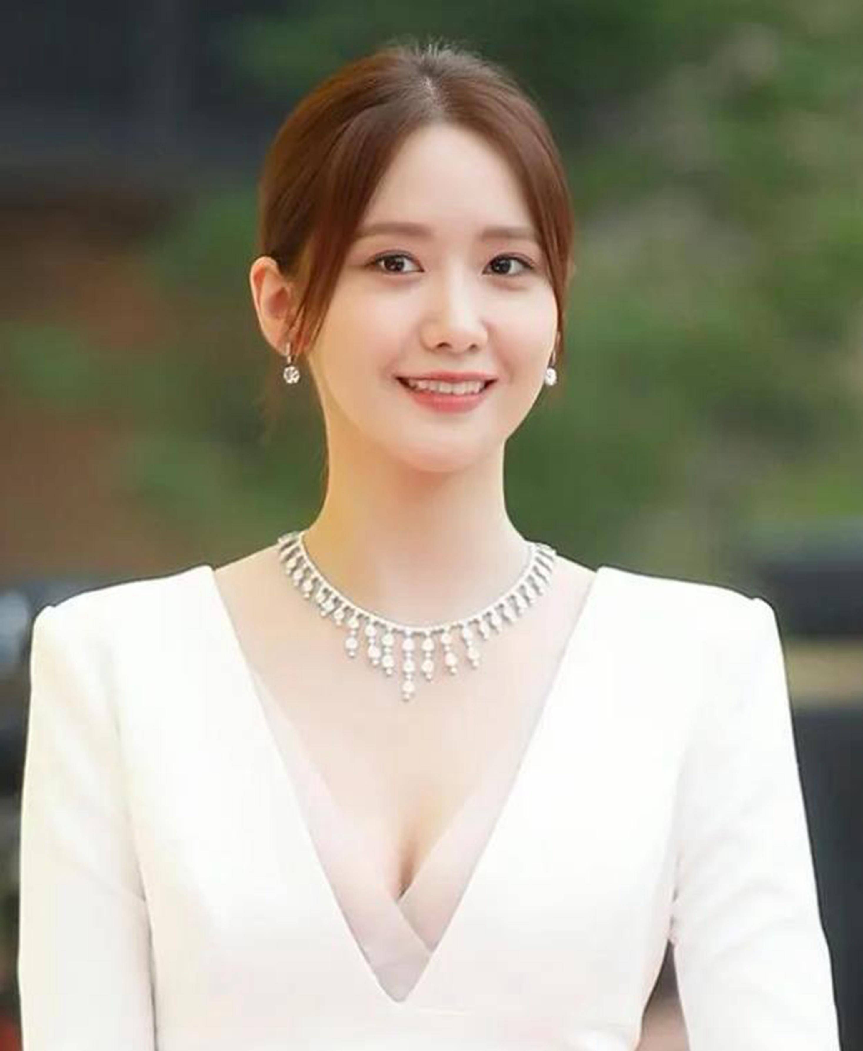 韩女星林允儿,身穿白色深v礼服裙出席活动,简约优雅,清纯可人_敬仰