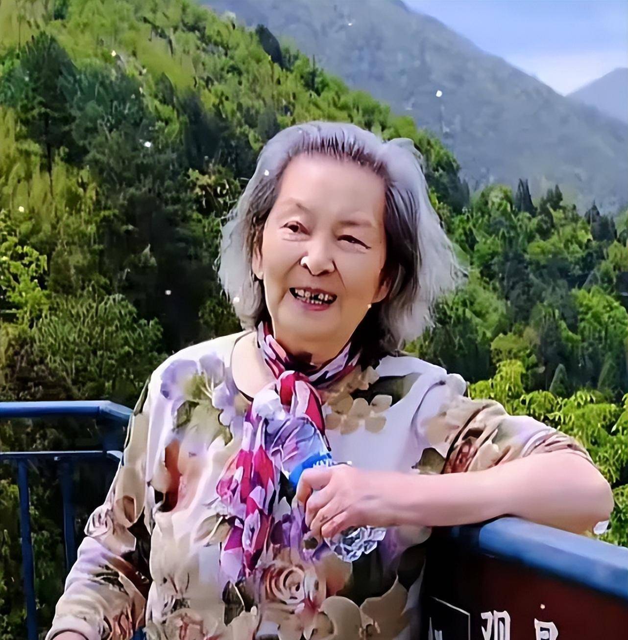 演员顾艳回国与母亲团聚,周贤珍坐轮椅出镜,母女挽手画面温馨_妈妈