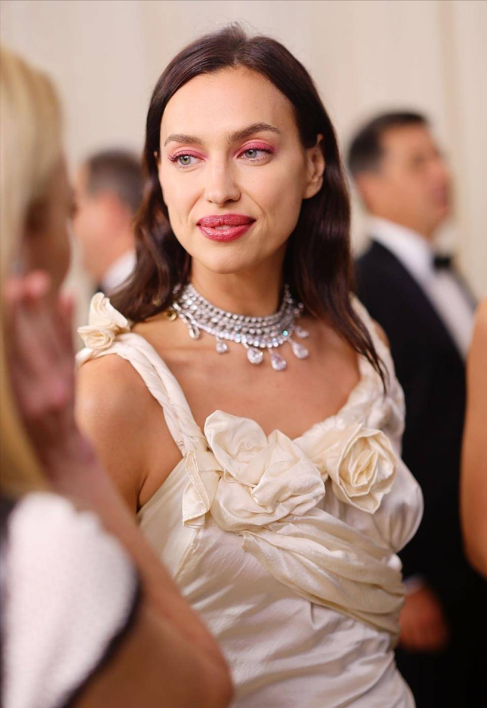 分手后的她年薪依旧上千万,网友怀疑她怀孕了_伊莲娜_高跟鞋_活动