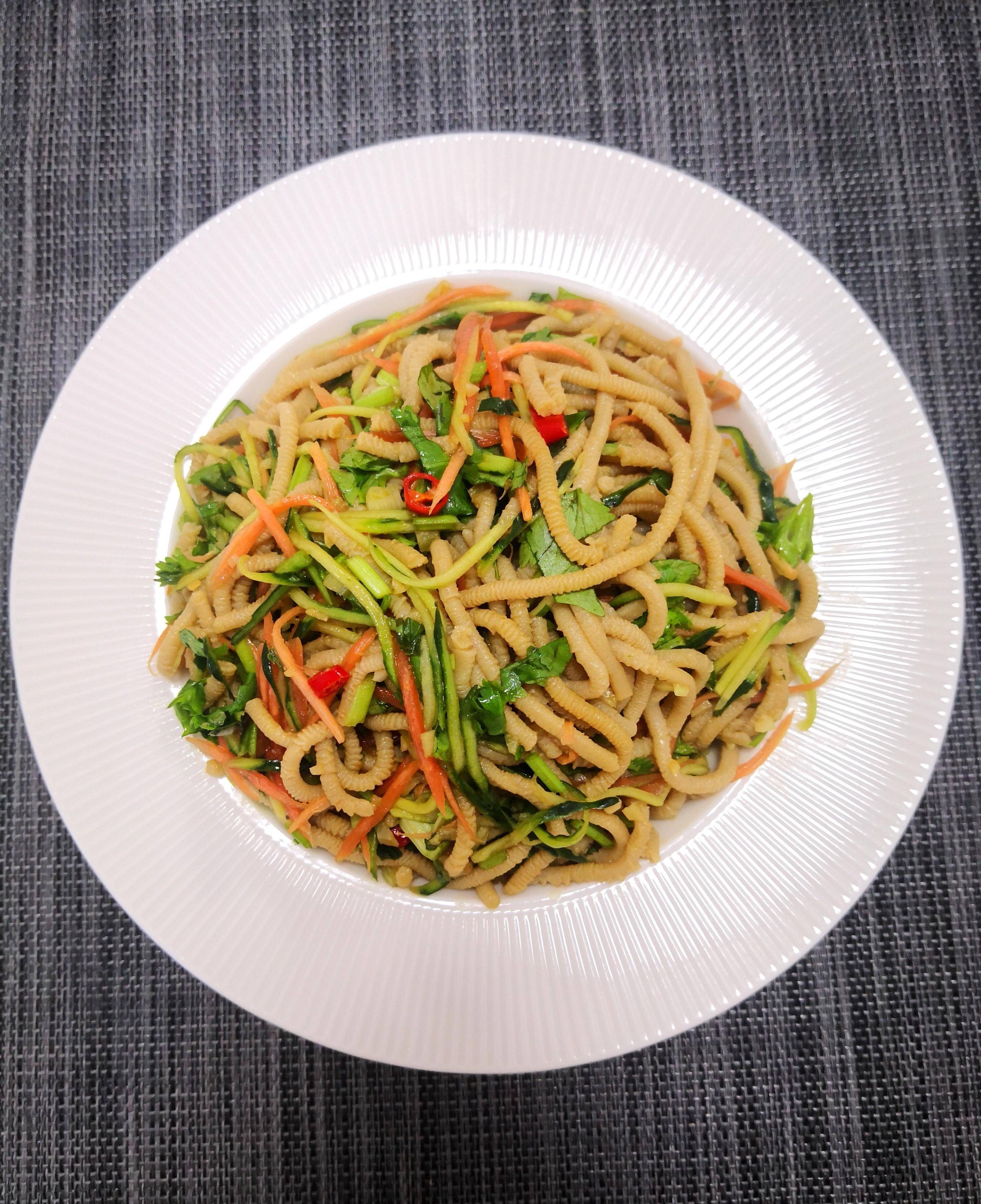 天气热了不想吃大鱼大肉,试试这道凉拌莜面吧,酸香开胃还很劲道_影响