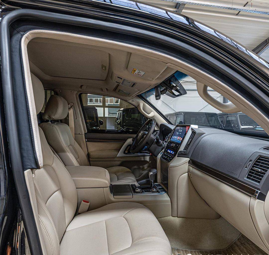 丰田兰德酷路泽防弹版实拍,看起来很强悍,前脸风格很粗犷_搜狐汽车