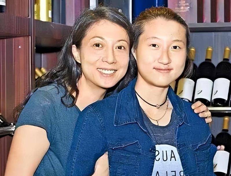 动作片的最高荣耀,却因孩子和风流情史而饱受诟病_邓丽君_林凤娇_功夫