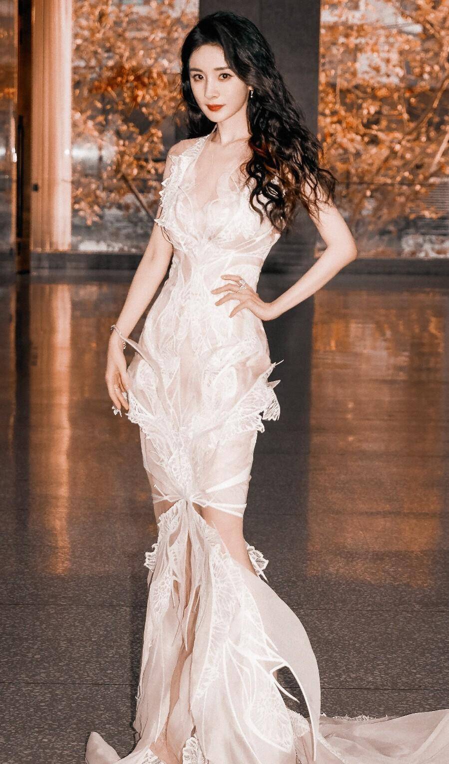 火的艺人也是杨幂带出来的女艺人除了热巴还有祝绪丹,代斯,黄梦莹等
