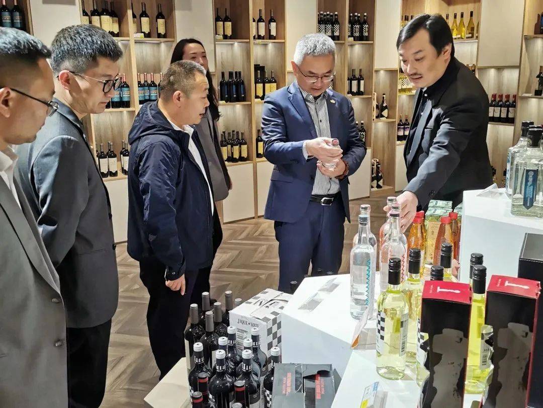 海嘉众泰置业有限公司董事长宋廷丰,董事徐光利等共同出席签约仪式