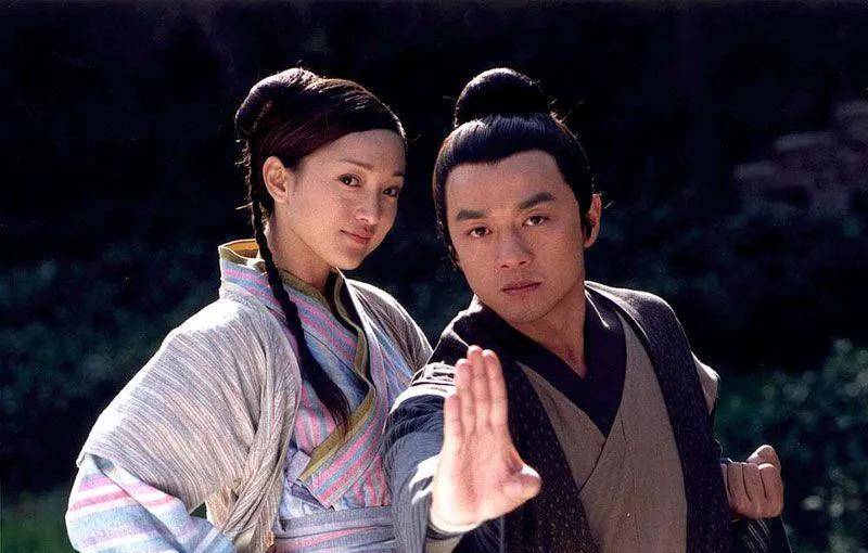 由胡歌饰演郭靖,林依晨饰演黄蓉,袁弘饰演杨康,刘诗诗饰演穆念慈,这