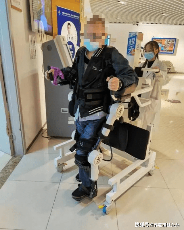康复机器人"上岗" 圆下肢瘫痪患者行走梦_训练_小康_外骨骼