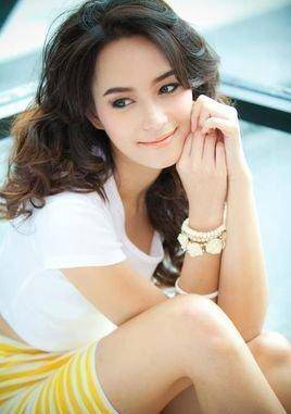 歌手,是泰国十大女星排行榜中,排行第三的女星,代表作品有《凤凰血》