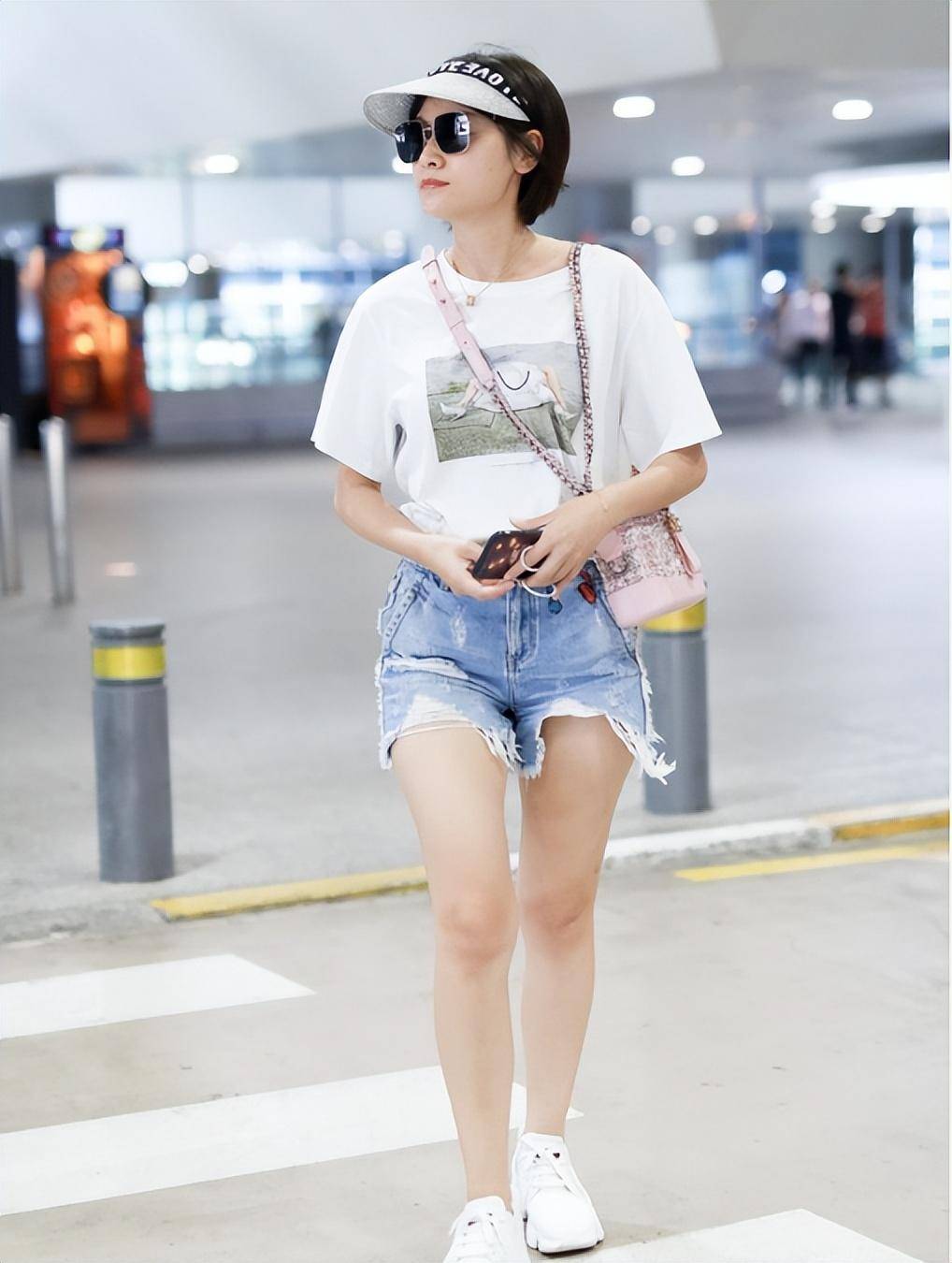 "炒黄豆"的牛仔短裤搭配白色短袖,叶一茜的小墨镜风采!