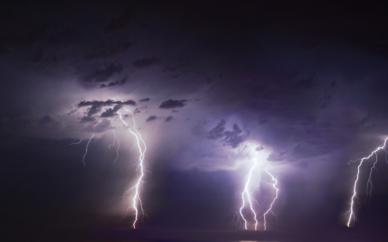 同时在民间流传有很多关于风雨雷电等自然现象的俗语"天打五雷轰"