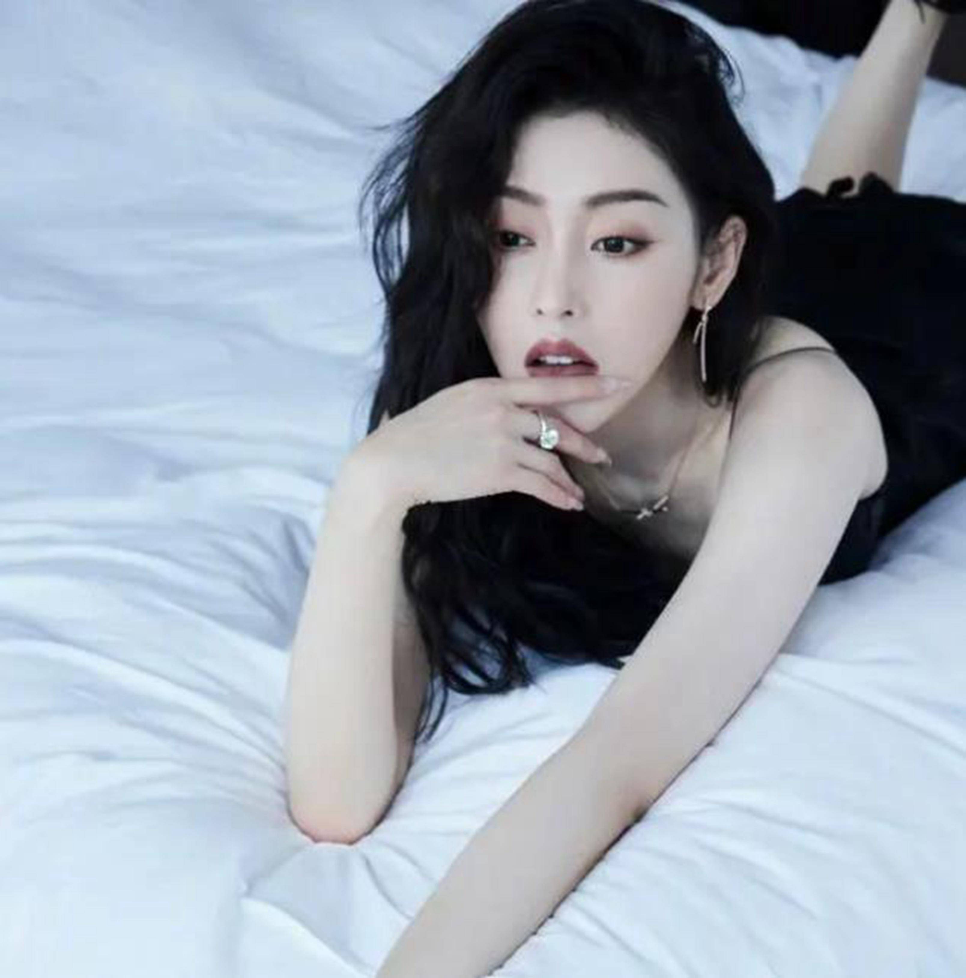 张天爱穿黑色吊带裙大秀好身材!