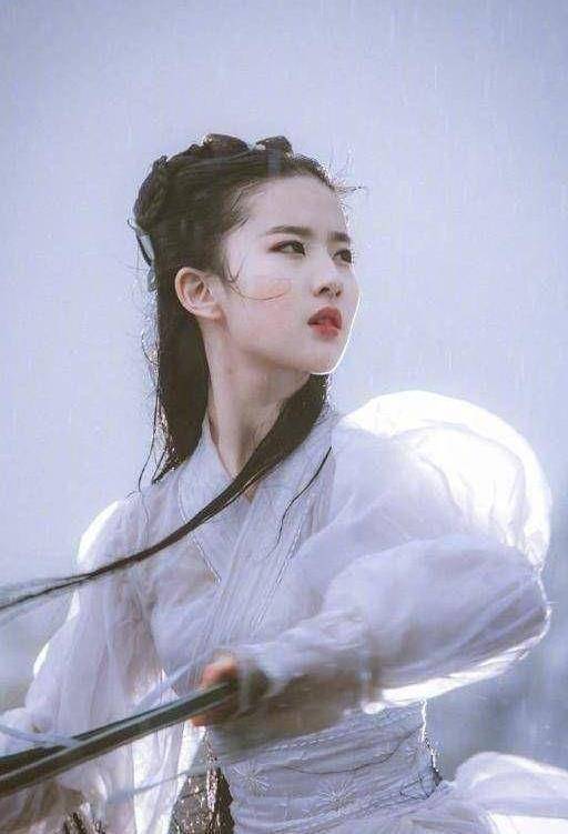 在刘亦菲的影视生涯中,塑造过许许多多的角色,出演过许许多多的作品.