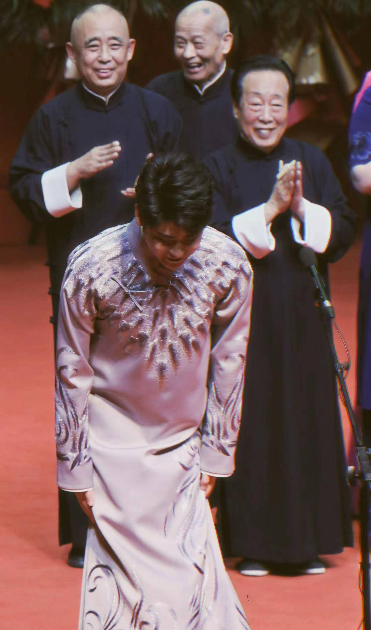 染绿头发容貌大变,郭麒麟忙叫妈弯腰递水显谦卑_王惠_张云雷_场面