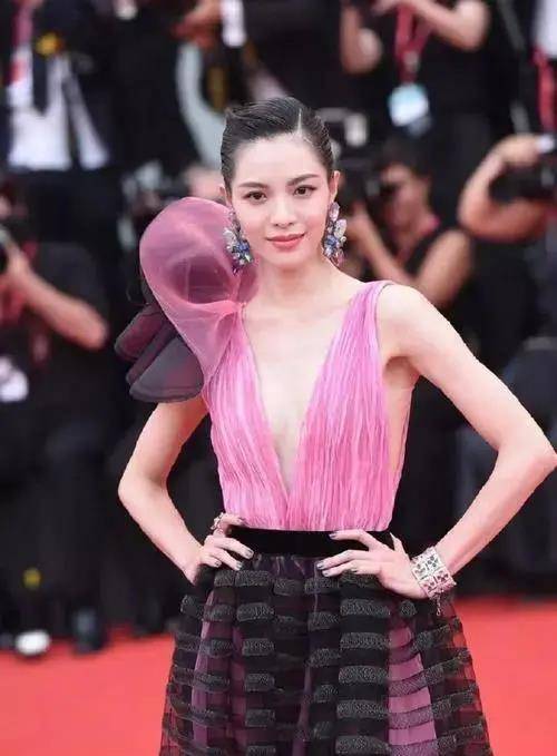 谭松韵一人分饰两角,被吐槽演戏浮夸,八月未央剧情究竟多狗血_生活