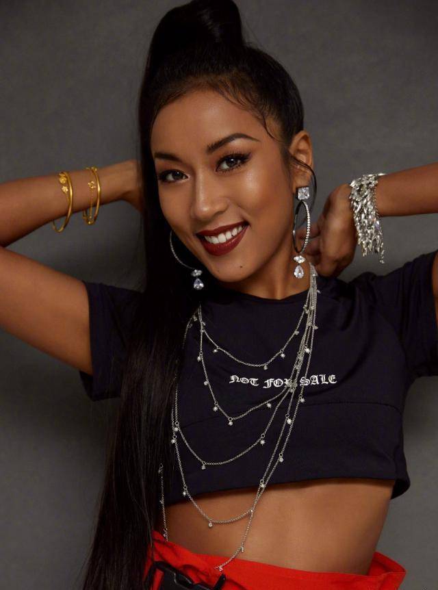 都说一白遮百丑,但这位肤色黝黑的女星,依然美得耀眼