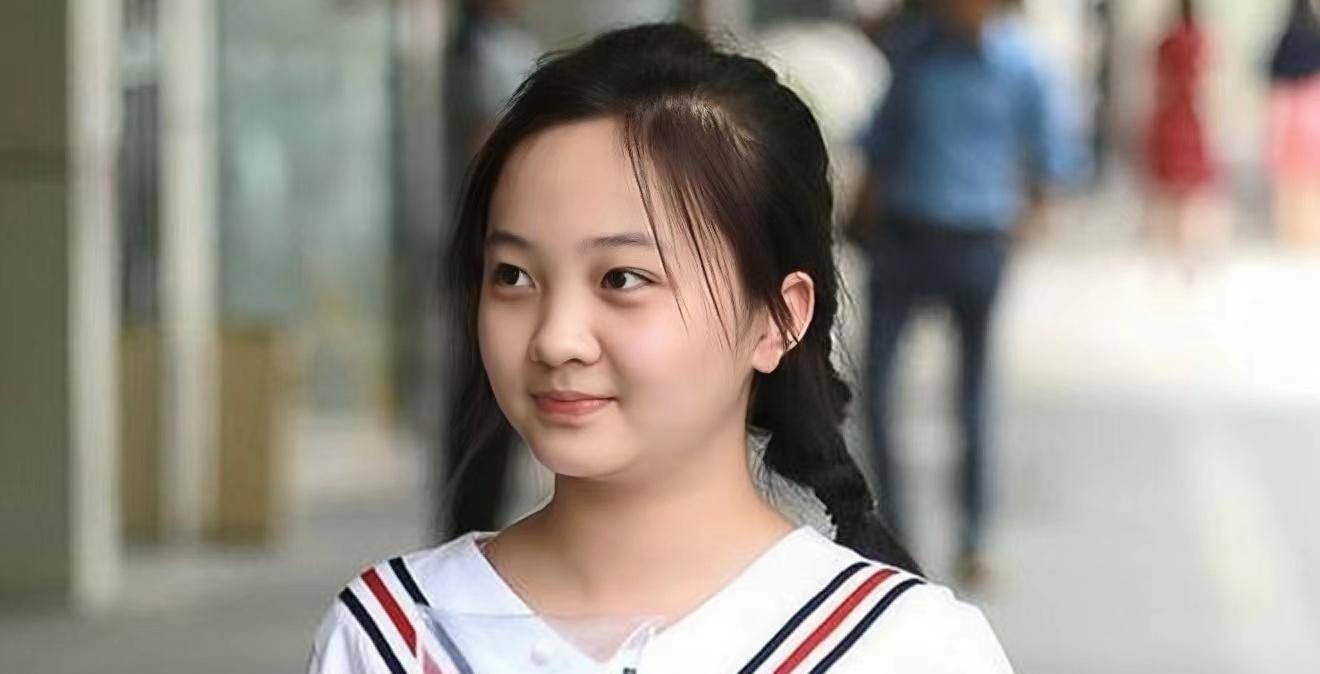 被张艺谋错换人生的两个女孩,15年后差距巨大_林妙可_杨沛宜_节目