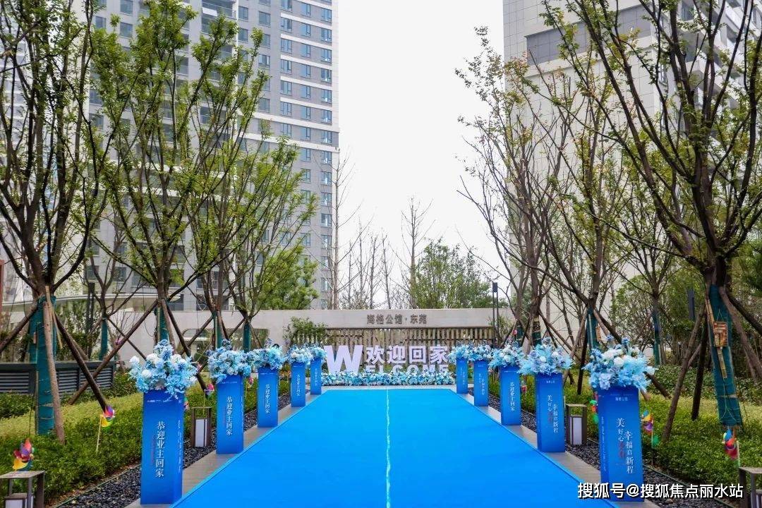 沿路铺就的鲜花与地毯作为路引,温馨的"欢迎回家"标语,精心布置的迎宾