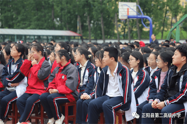 韶华拼搏酣畅,青春篇章不朽 ——正阳二高举办"决胜高考"励志演讲会