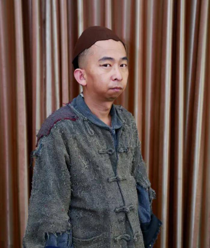 "最丑导演"巨兴茂,凭才华出圈,7年赚上亿身家,妻子很漂亮_郭靖宇_孩子