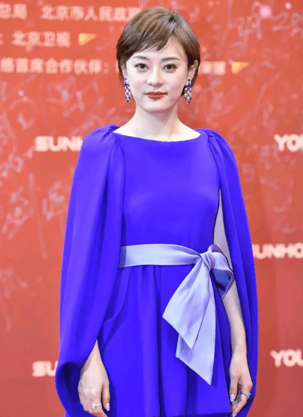 孙俪最新杂志大片惹争议,嘴叼有毒道具摆姿势,网友担心不良引导_陈漫