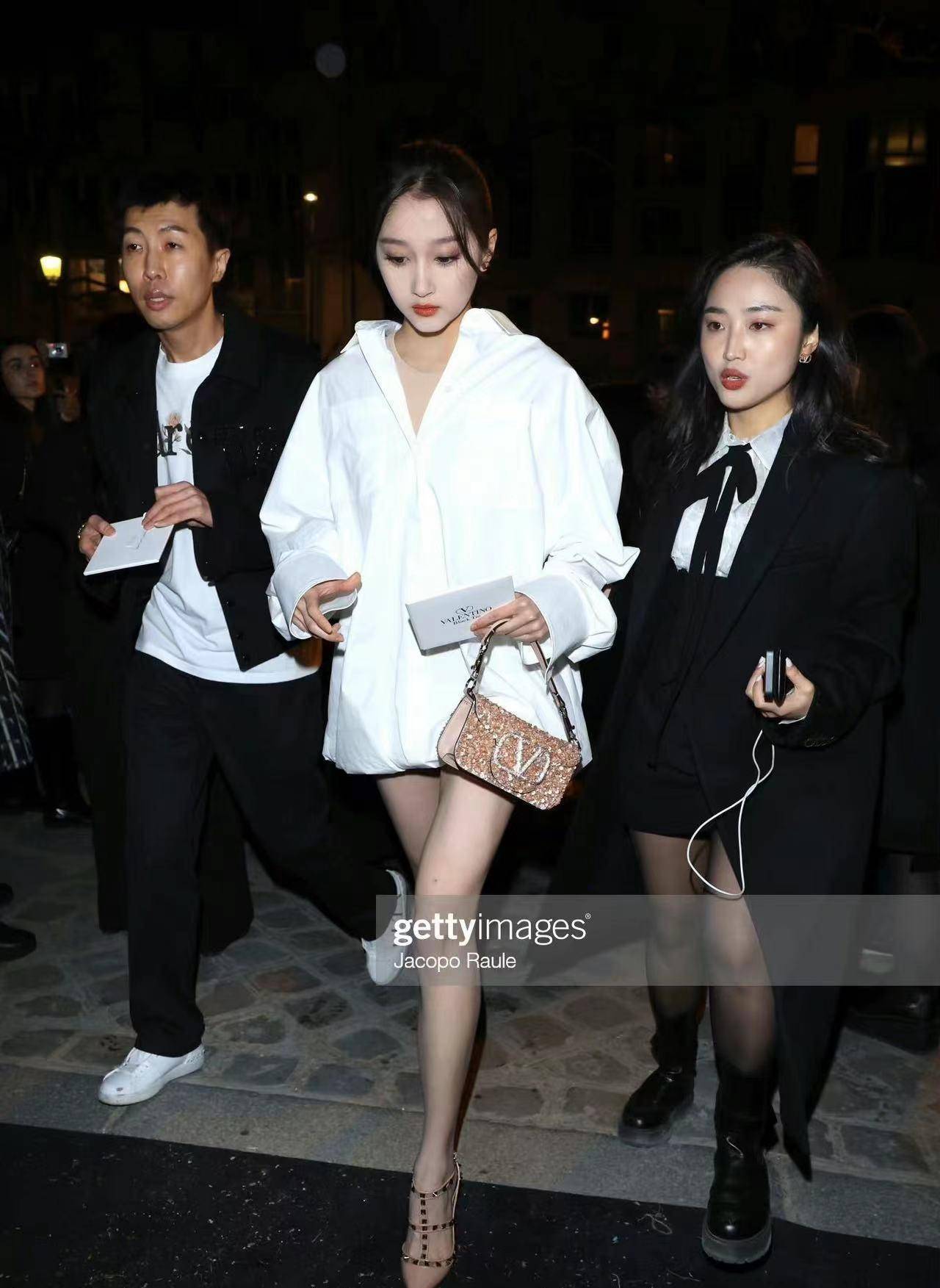 有坏,好多人吐槽的鲇鱼须刘海,在我看来反而是增添了一点apop女孩味道