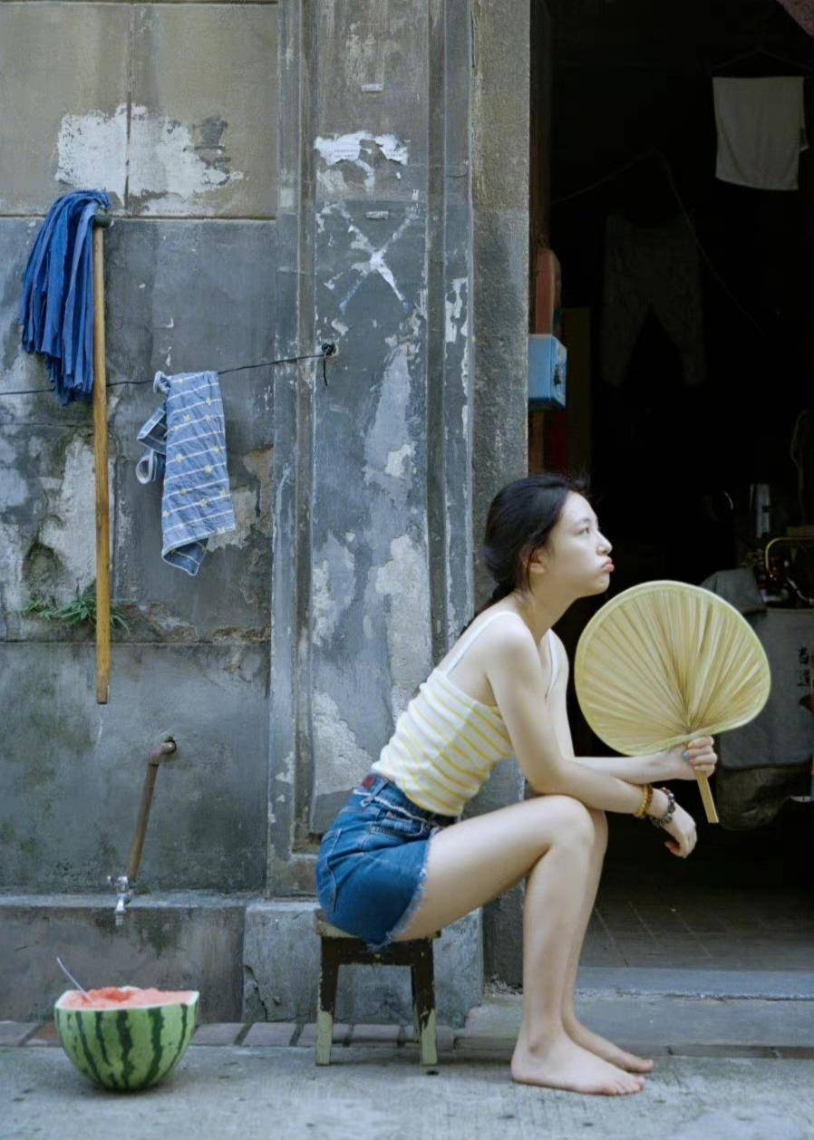 立正,要是一品上身真会拉胯,光着脚坐在老宅前的吴倩就很好看,就像