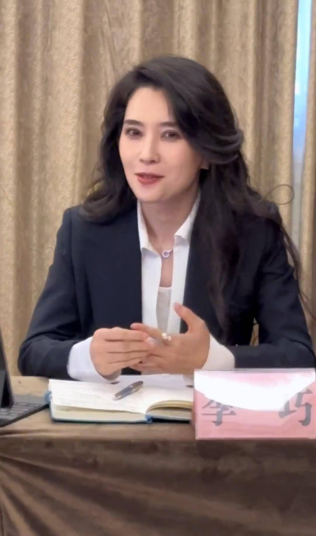 新疆90后女子拍视频宣传家乡，因高颜值走红，网友直呼女版高启兰（新疆女孩摄影）