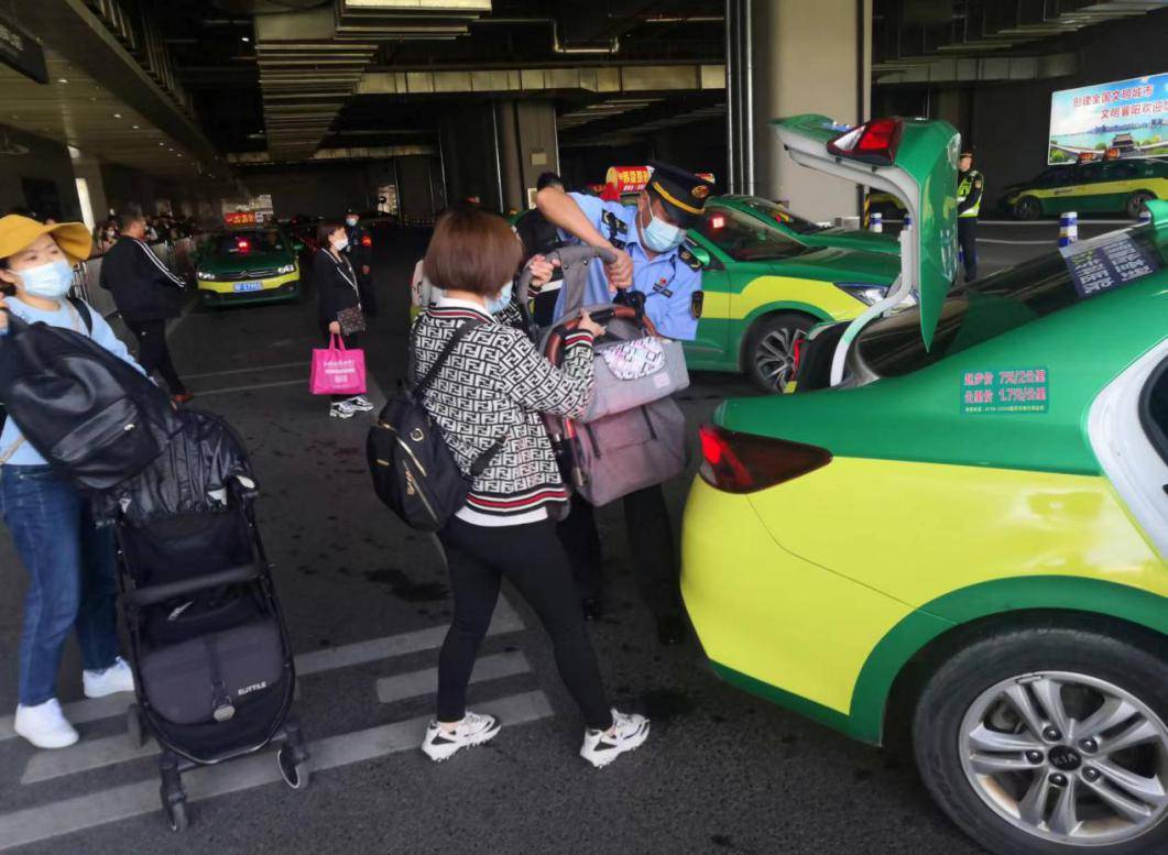 襄阳市:用实干践行"劳动最美"_执法人员_出租车_服务