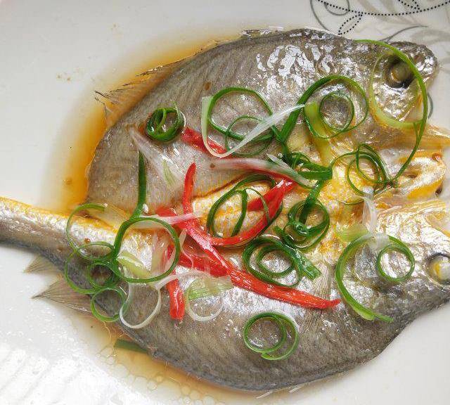 清蒸黄鱼鲞,鱼肉鲜嫩,咸香下饭_红椒_料酒_生姜
