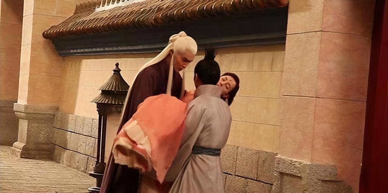 《十里桃花》的时候,高伟光同样也是怎么都抱不动热巴