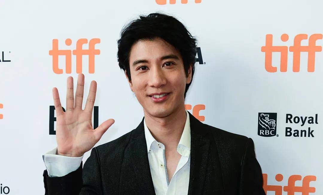 王力宏被封杀后罕见露面,好友婚礼上长发披肩面容憔悴_陶喆_成龙_音乐