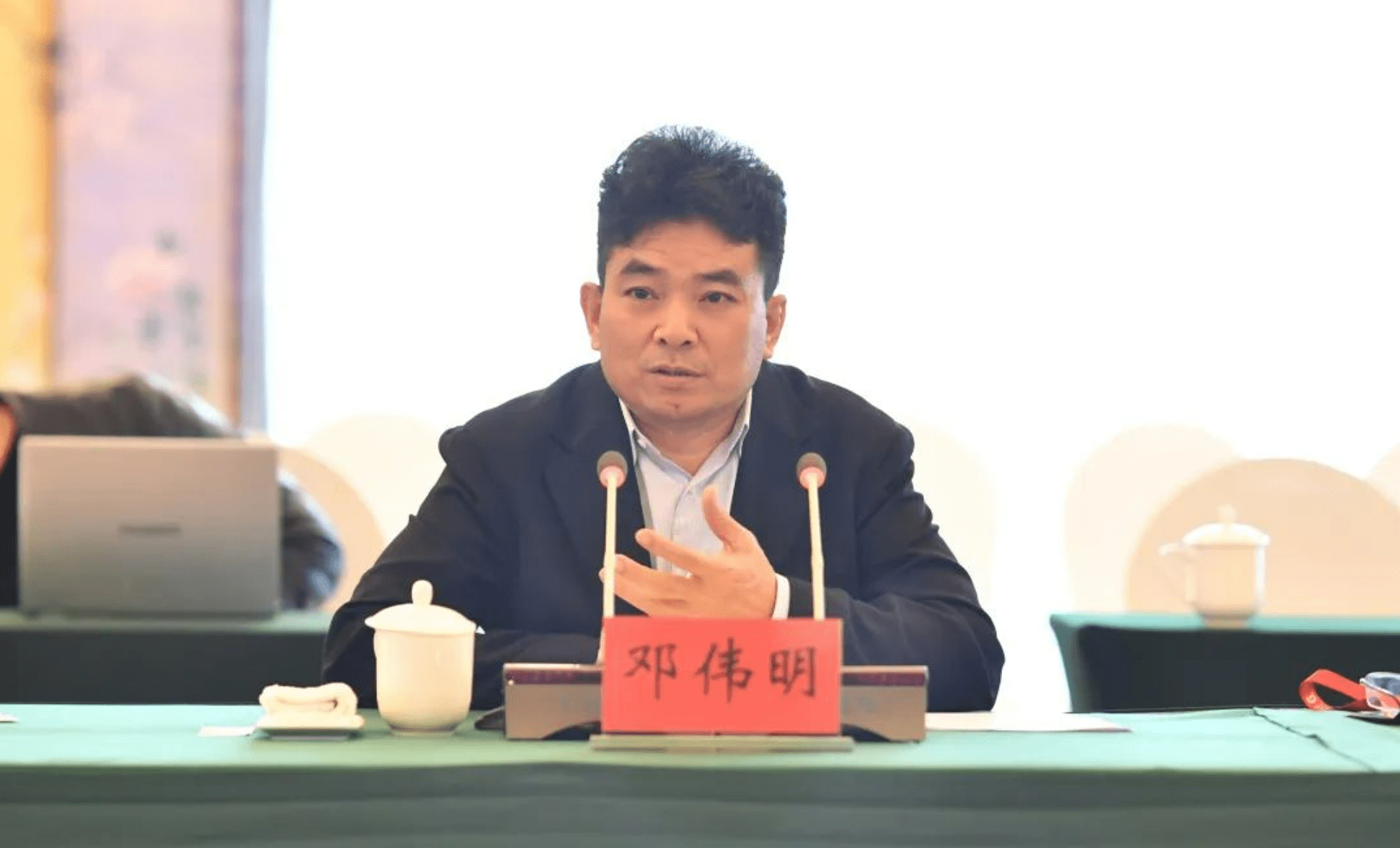 邓伟明1968年出生,1990年从太原科技大学毕业后,进入邵东焦化厂工作