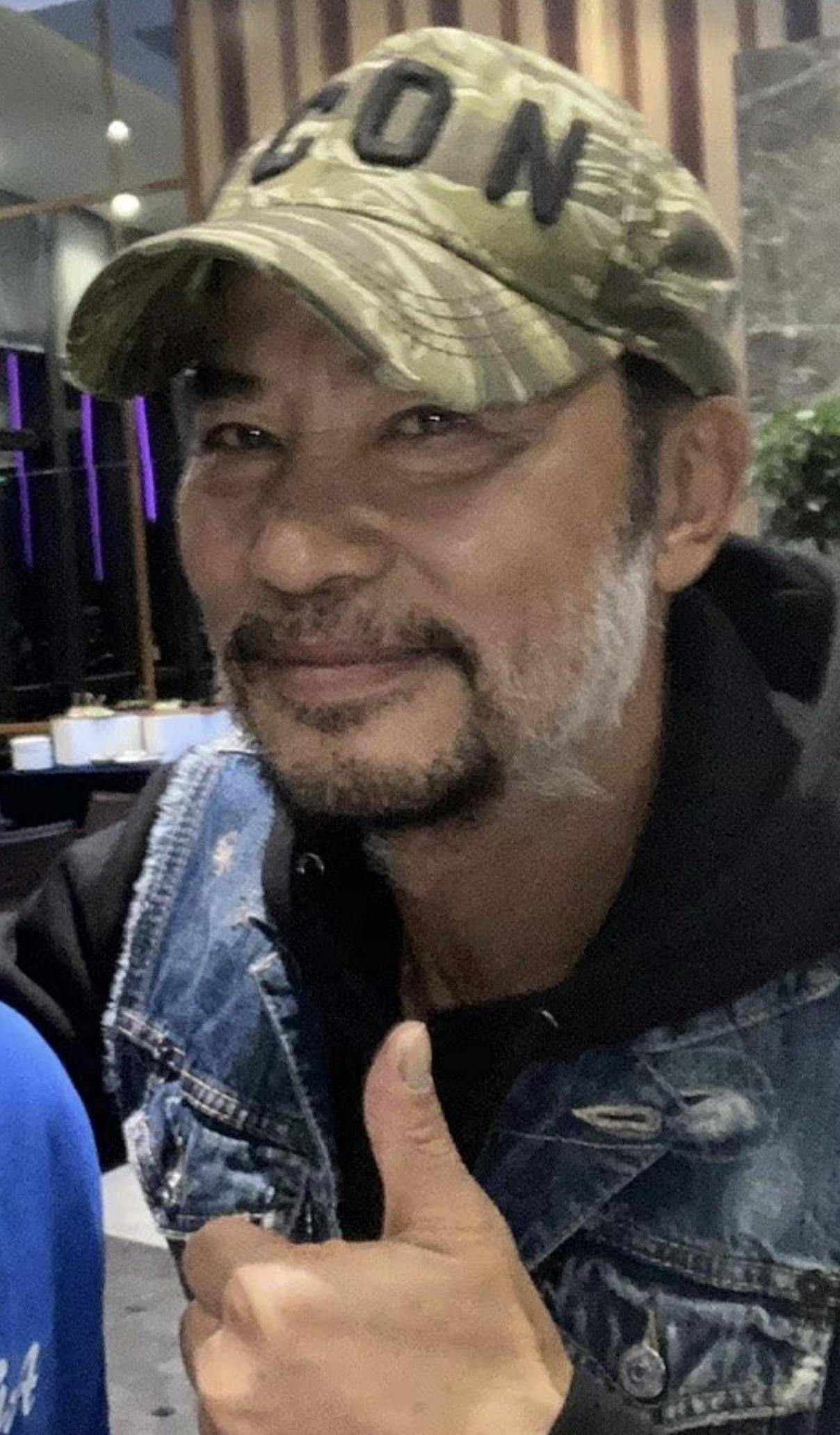 68岁任达华定居中山,黑白胡子看着很奇怪,十几个港星聚会很快乐_香港