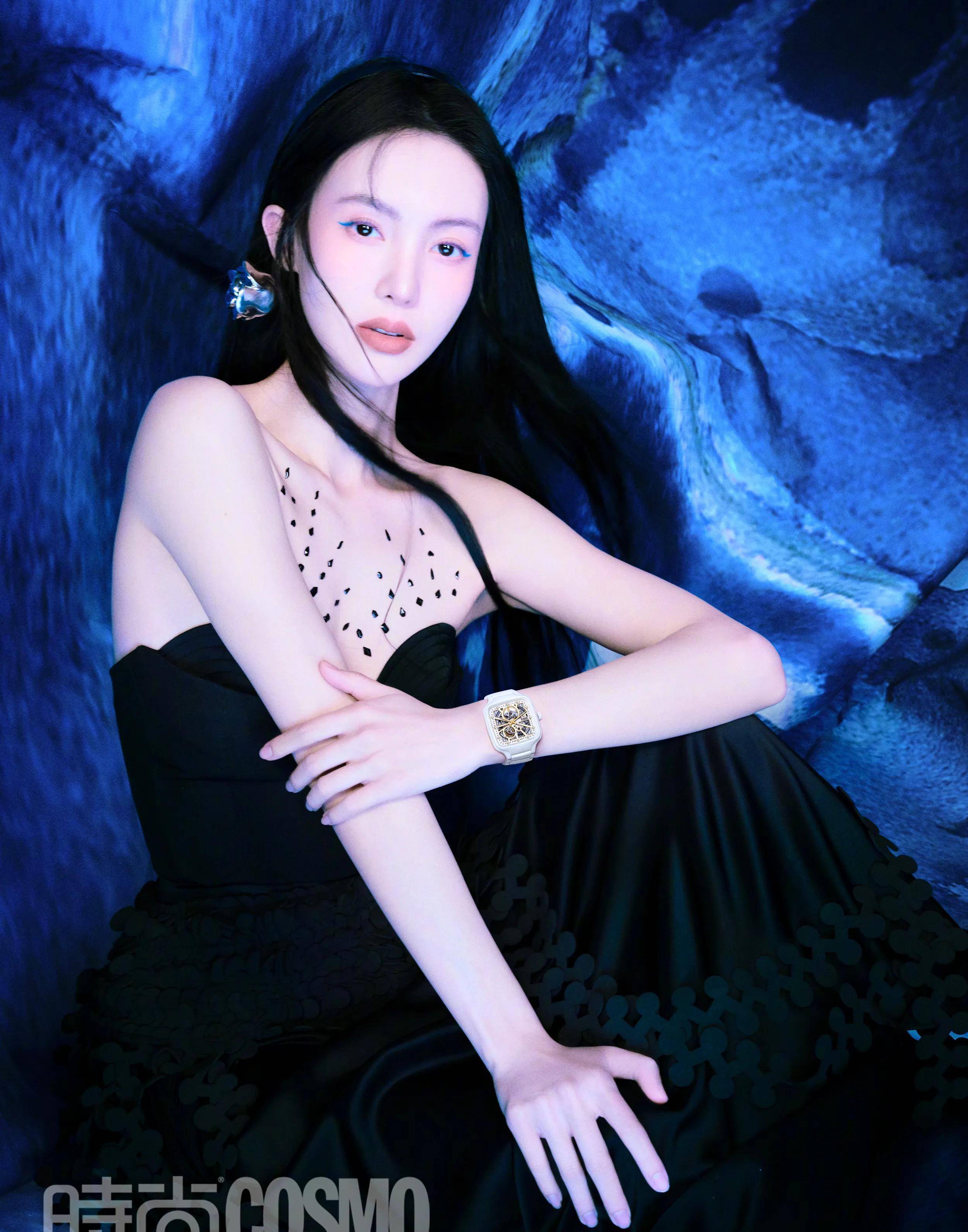 金晨登《时尚cosmo》,穿贝壳抹胸身材火辣,高贵典雅宛若女神