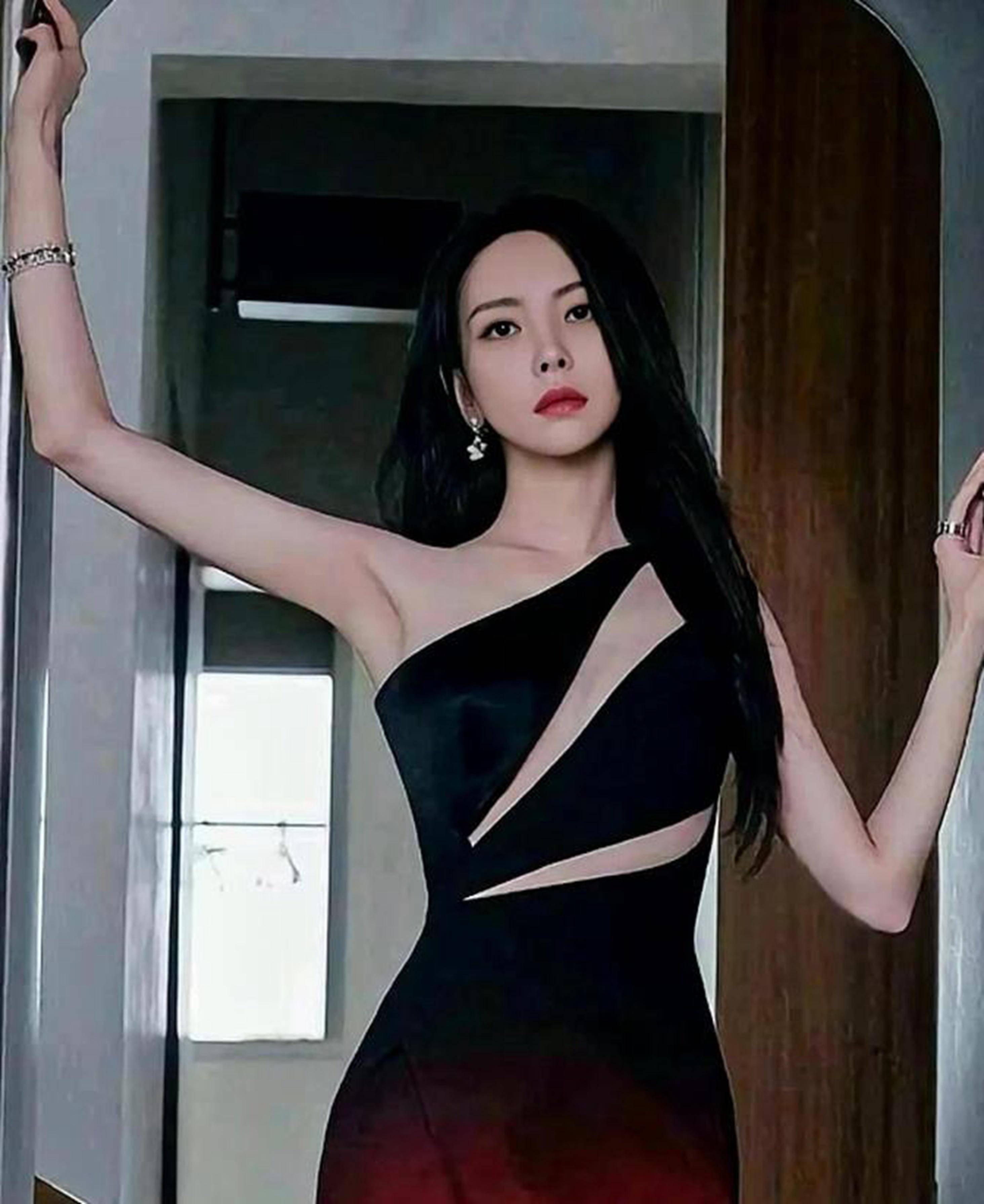 于文文白色珍珠低身材吊带长裙出席活动,身材时尚时尚,相貌迷人_照片