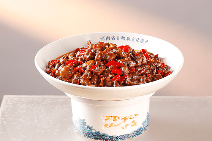 刘氏烧鸽,选用"落地王"品质乳鸽,养殖时间必须在120天左右,味道独特