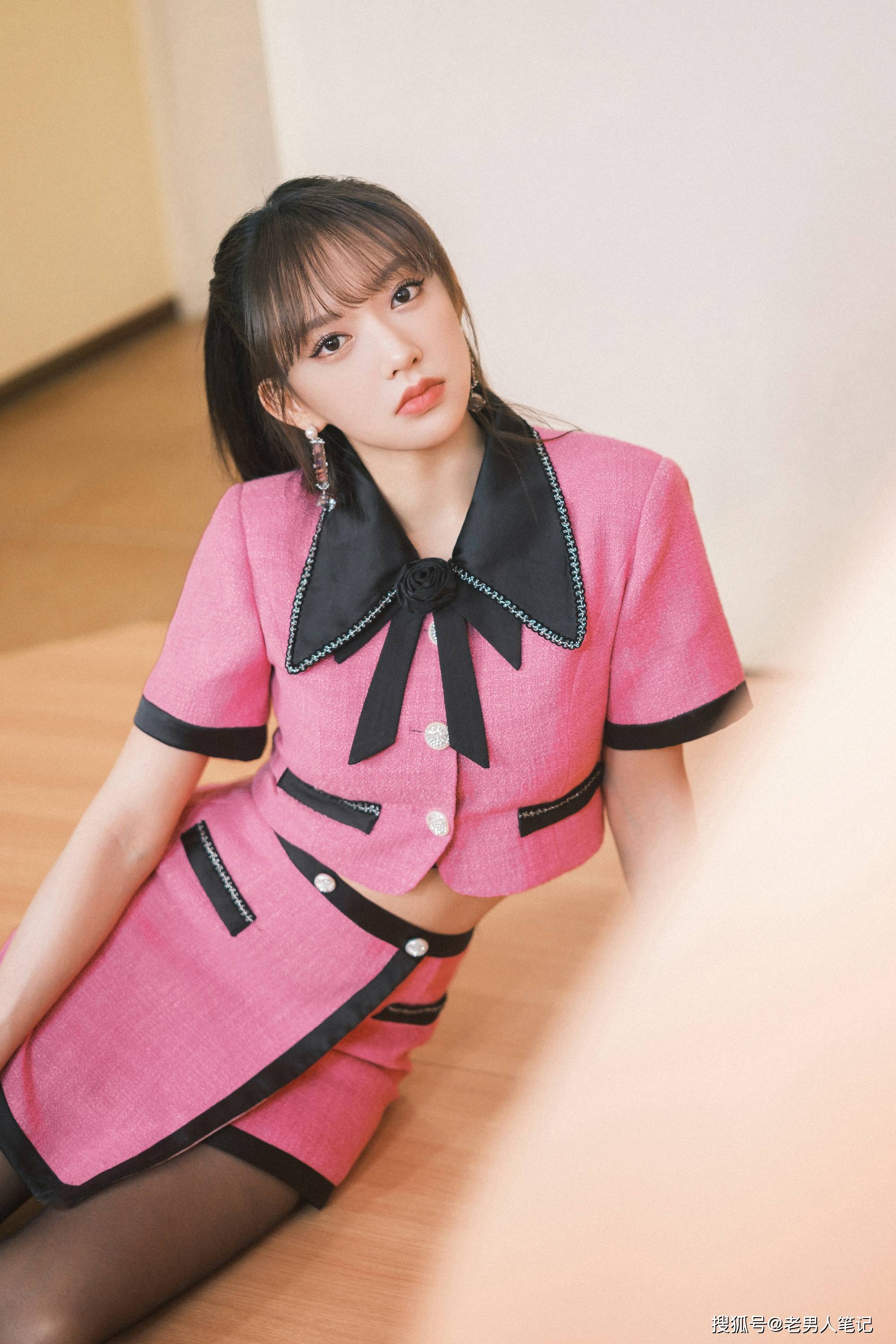 这款发型让程潇看起来特别有精神,也非常符合现代职场女性的形象.