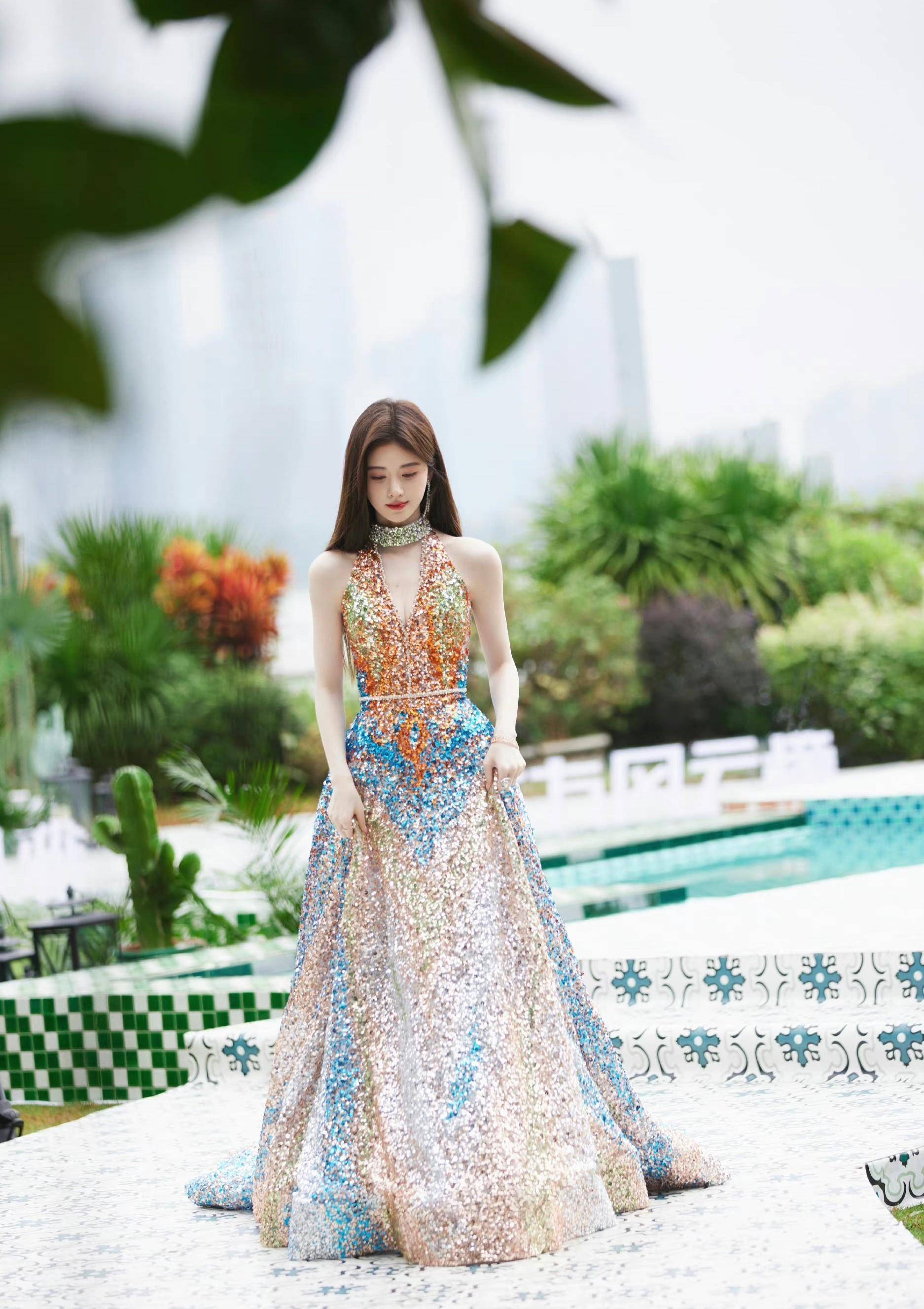 鞠婧祎红毯造型好美,一身金色流彩亮片礼服优雅高贵,女神范十足_设计