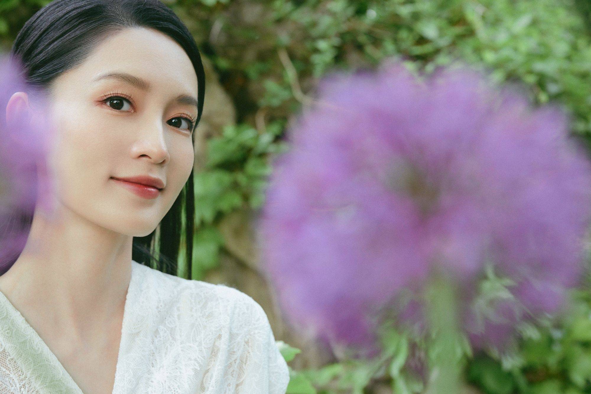 李沁白色连衣裙丛林恬静写真_眼睛_网友_女神