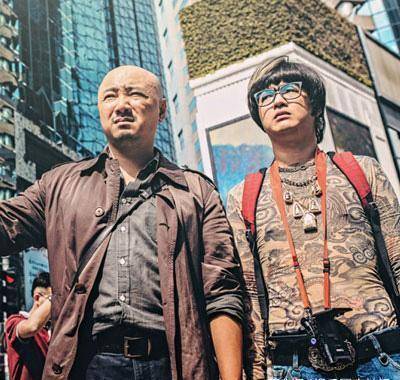 包文婧晒母女合影女儿饺子人小鬼大自己涂口红镜头前卖萌逗趣_包贝尔