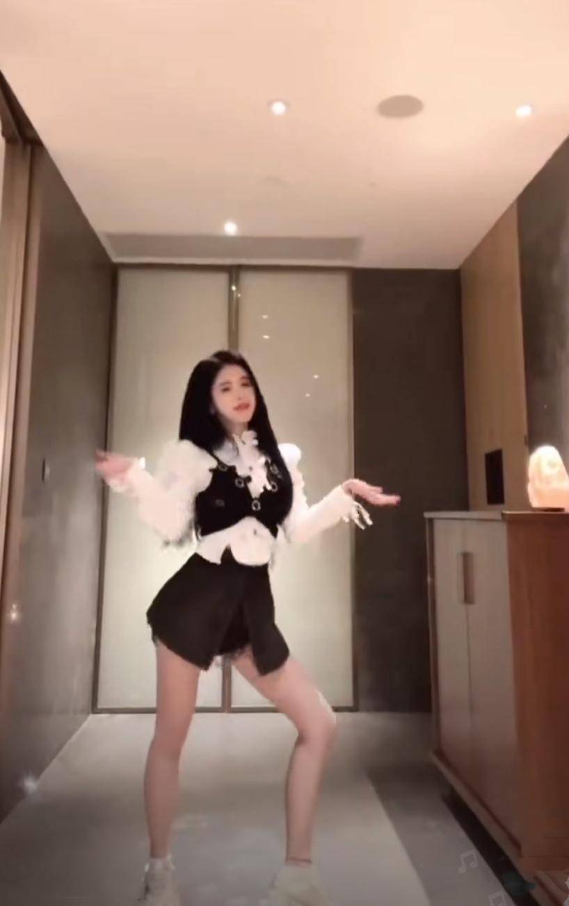 鞠婧祎"微博之夜"穿恨天高,当明星真的好累!_身材_高跟鞋_视频