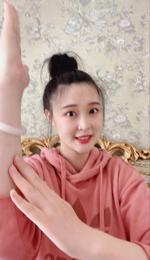 30岁惠若琪挺孕肚健身,四肢纤细腿超长,晒与老公合照似两代人_宝宝