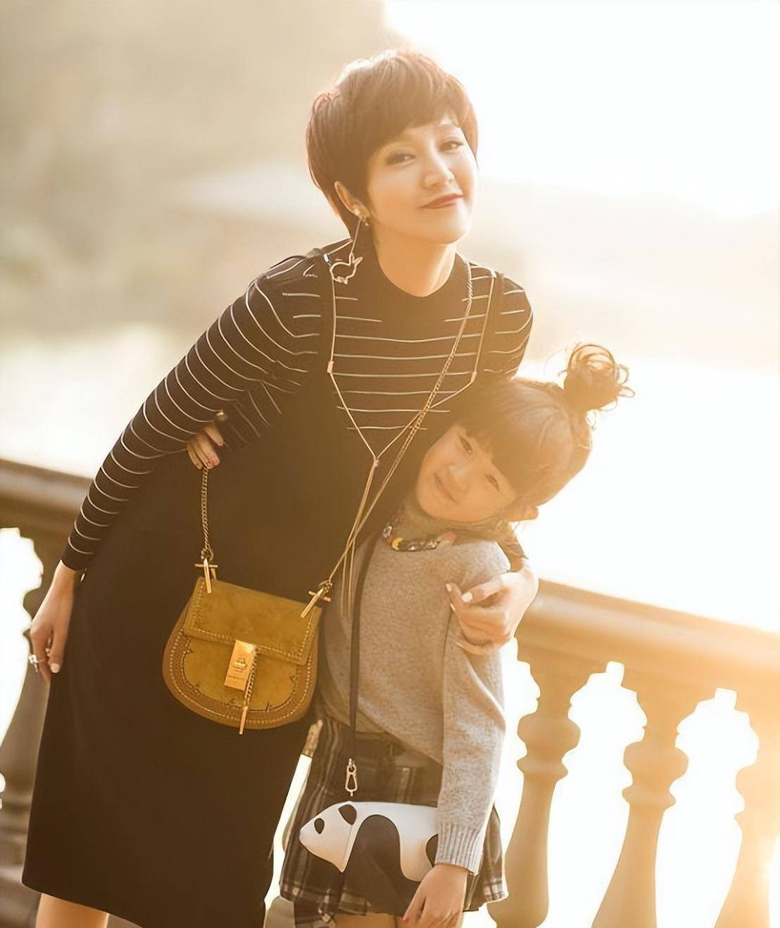 46岁鲍蕾参加综艺好气质:不漏腿不漏腰也吸睛,简约色上身超高级_颜色